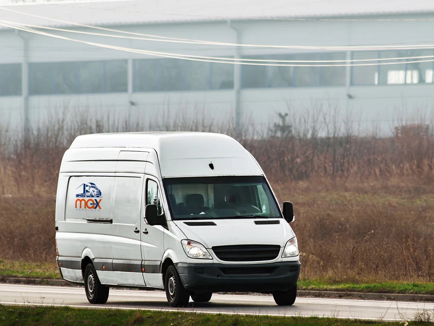 Fletes nacionales — camioneta Max Logistic en carretera